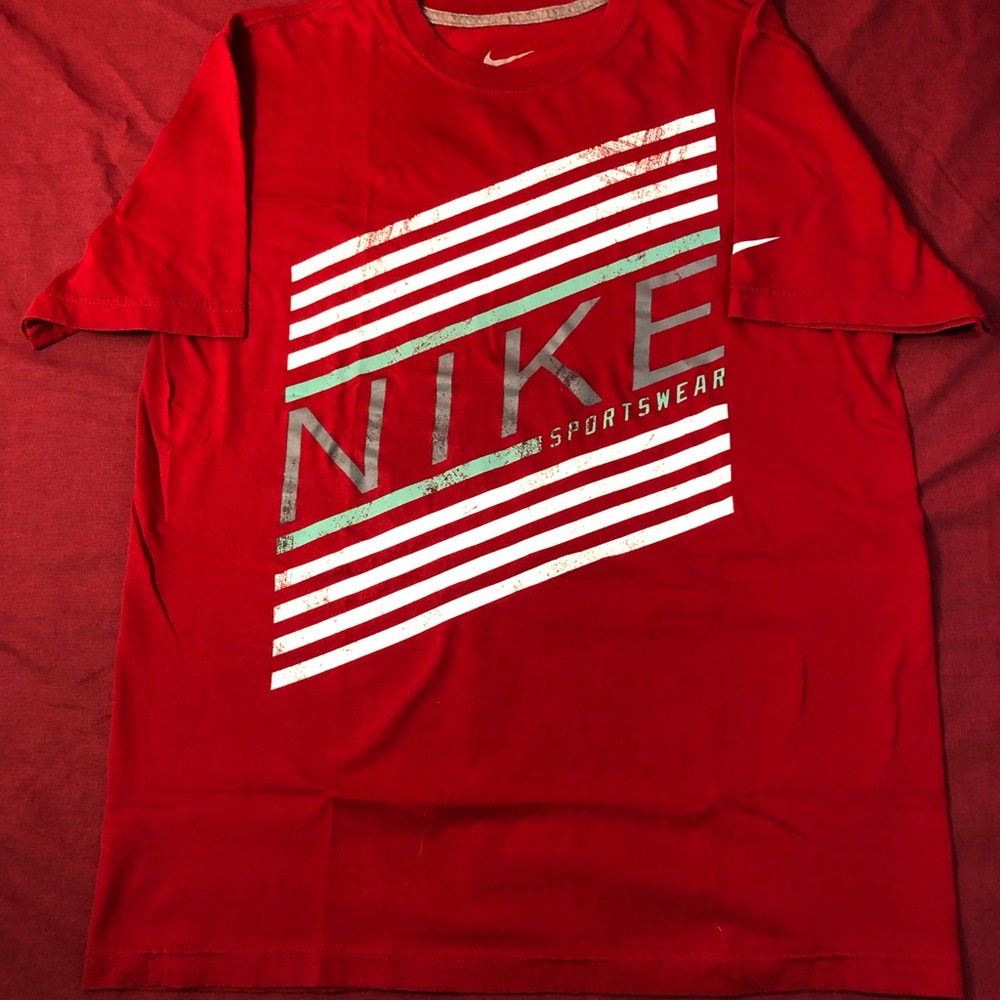 Nike sportswear graphic tee